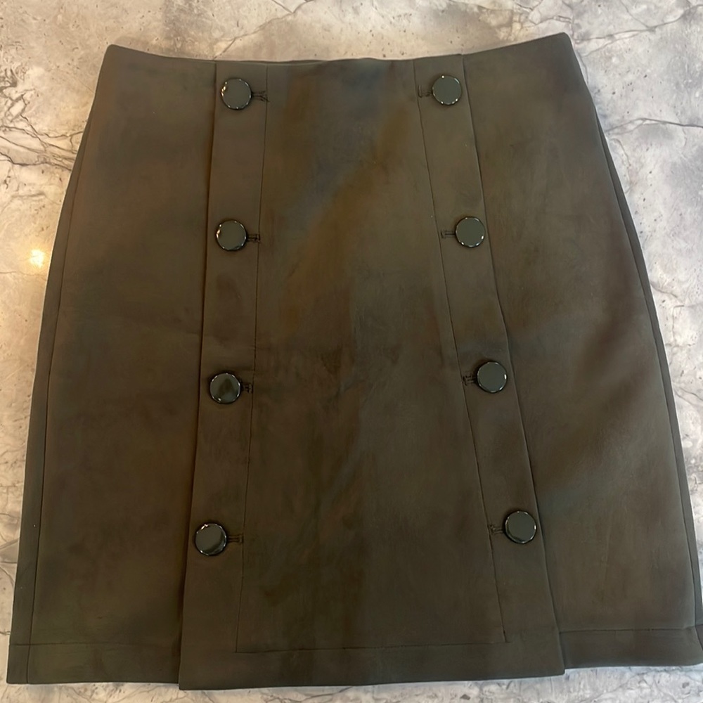 LOFT, hunter green suede skirt, button down details, size 0 with tags on, zipper